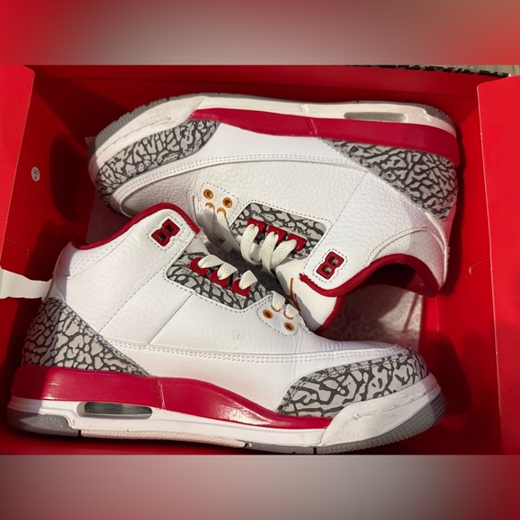 Air Jordan 3 Retro (GS) white/light curry-cardinal red 7y EUC with box